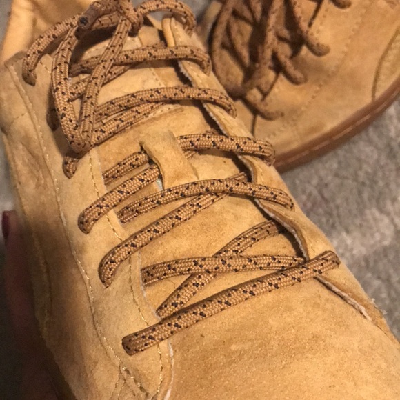 Puma sneakers rarely worn light scuff in the front - Picture 2 of 5